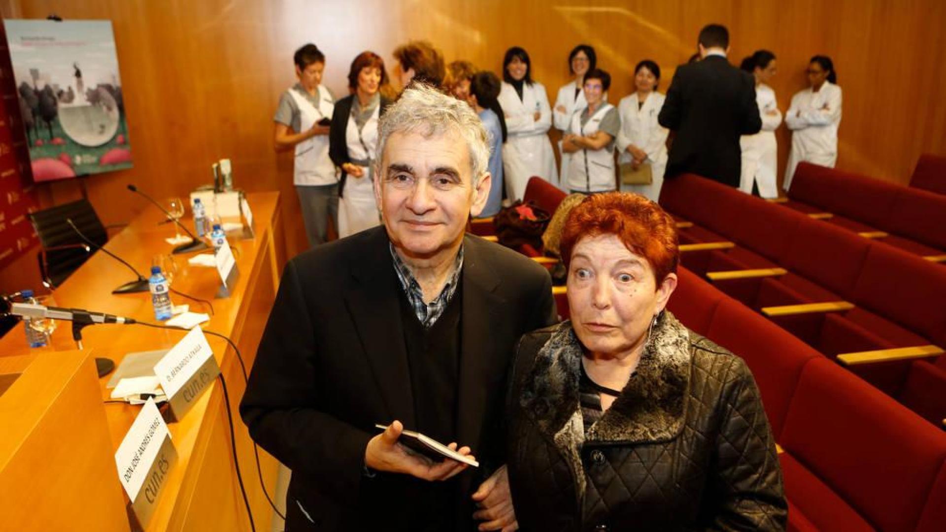 Felisa Rodríguez , en 2015, con el escritor Bernardo Atxaga, que escribió la historia de su vida, en una colección de relatos de la CUN.