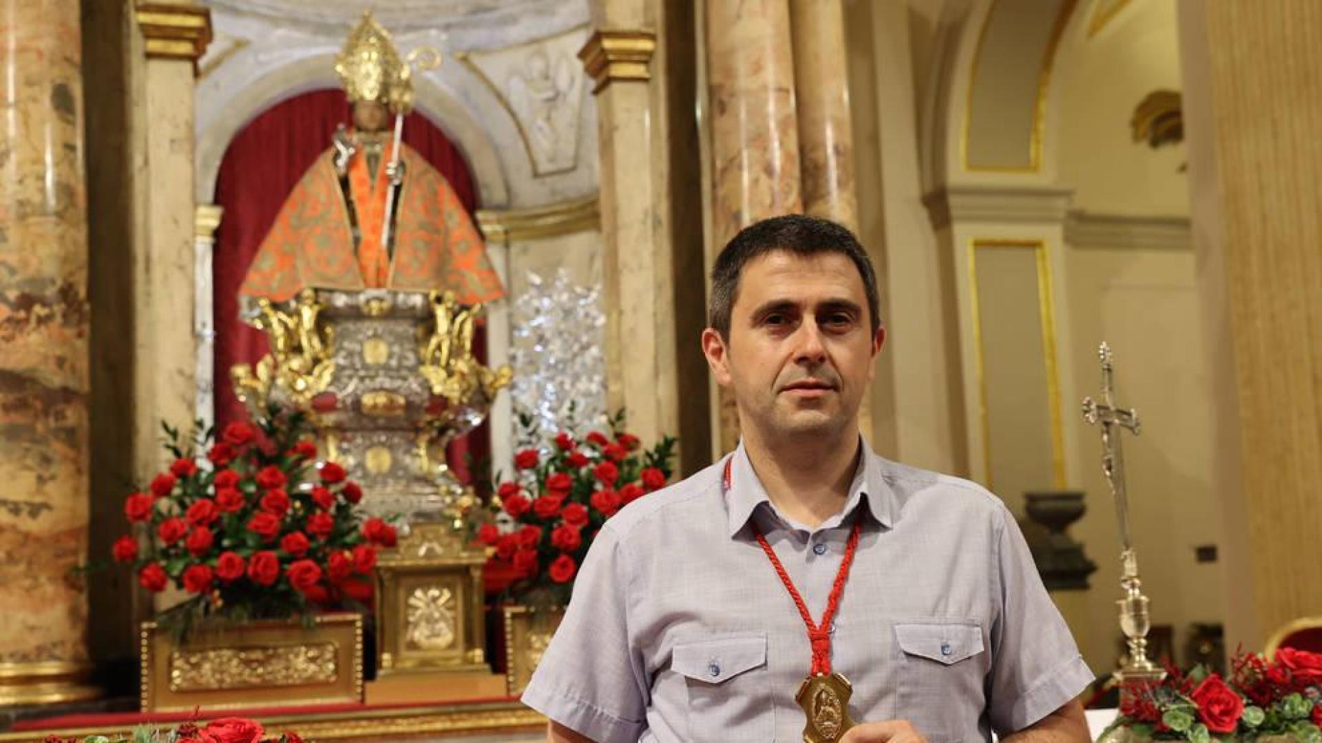 Enrique Bretos Nuin, de la corte de San Fermín, en la capilla de San Lorenzo donde está el santo (al fondo).