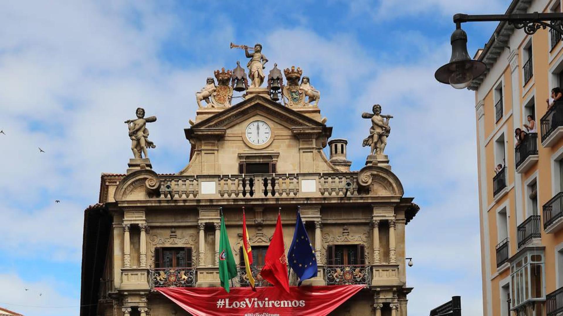 Un gran pañuelo rojo con la vista en 2021