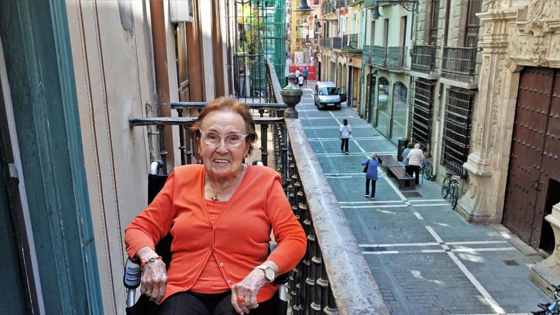 Charo Solchaga en su balcón de la calle Mayor desde donde cada año ve pasar la procesión de San Fermín junto a toda su familia.