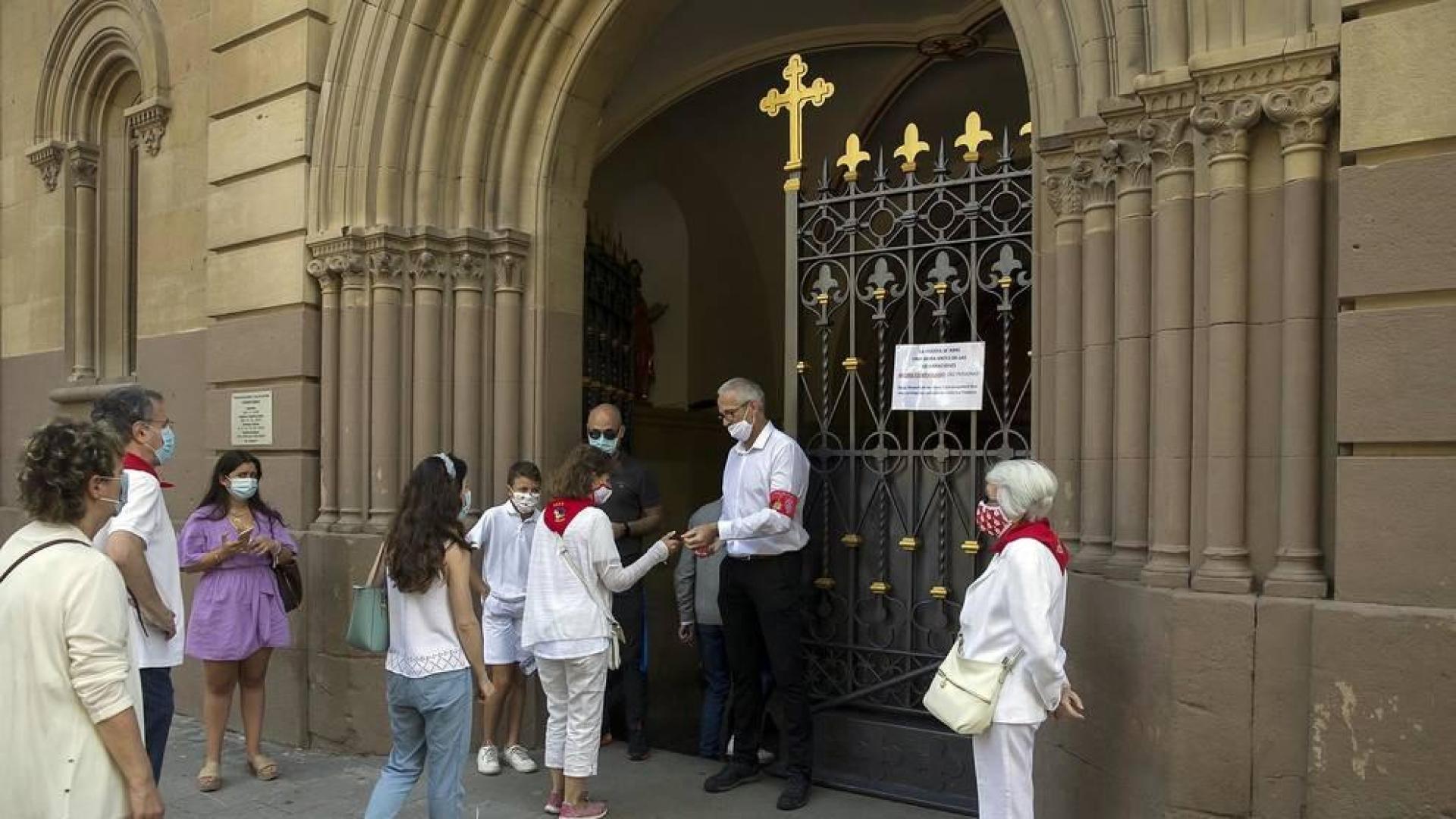 Varios mozos se han concentrado este martes, 7 de julio, en la Cuesta de Santo Domingo para entonar el cántico al Santo.