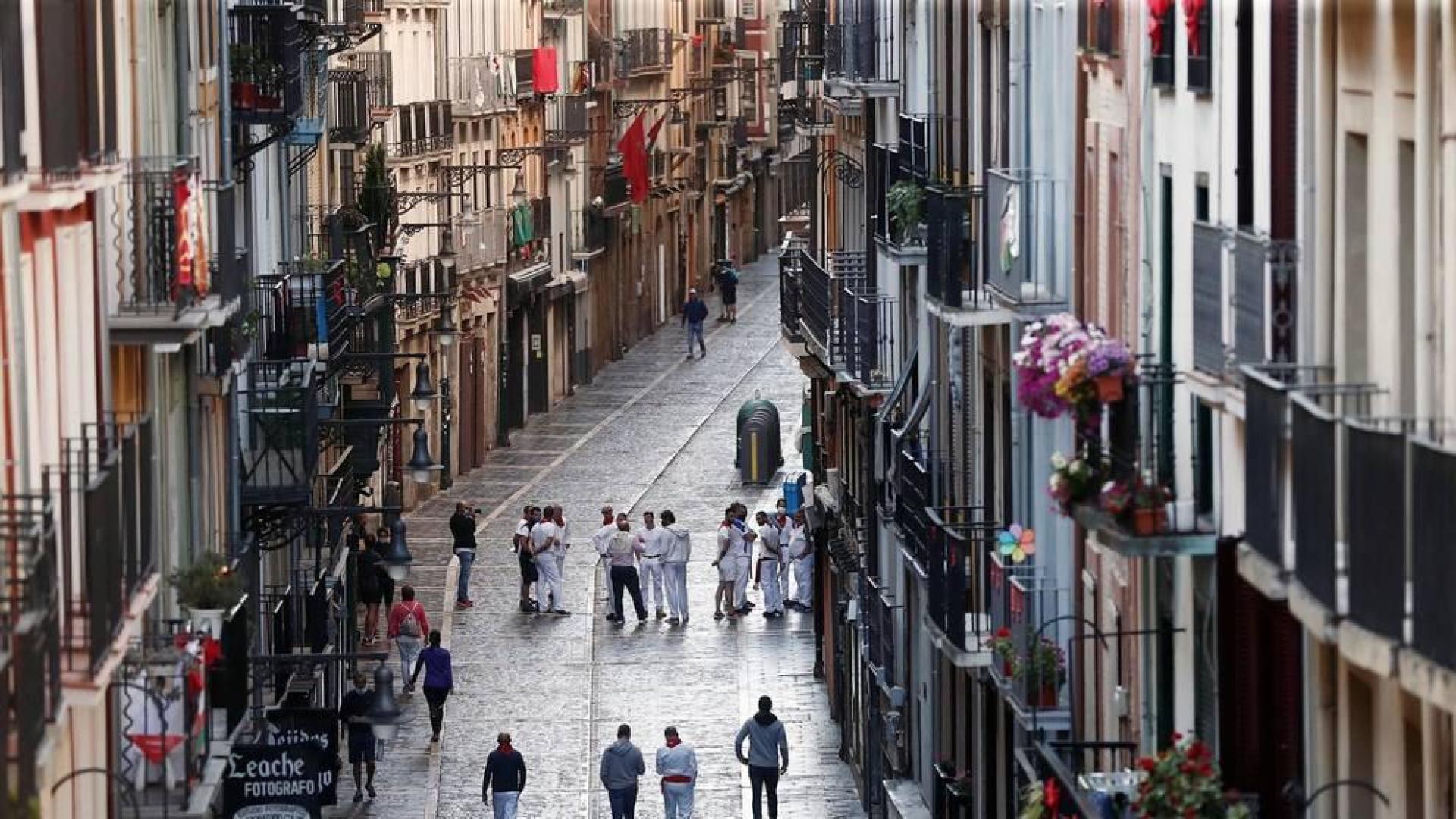 Varios mozos se han concentrado este martes, 7 de julio, en la Cuesta de Santo Domingo para entonar el cántico al Santo.