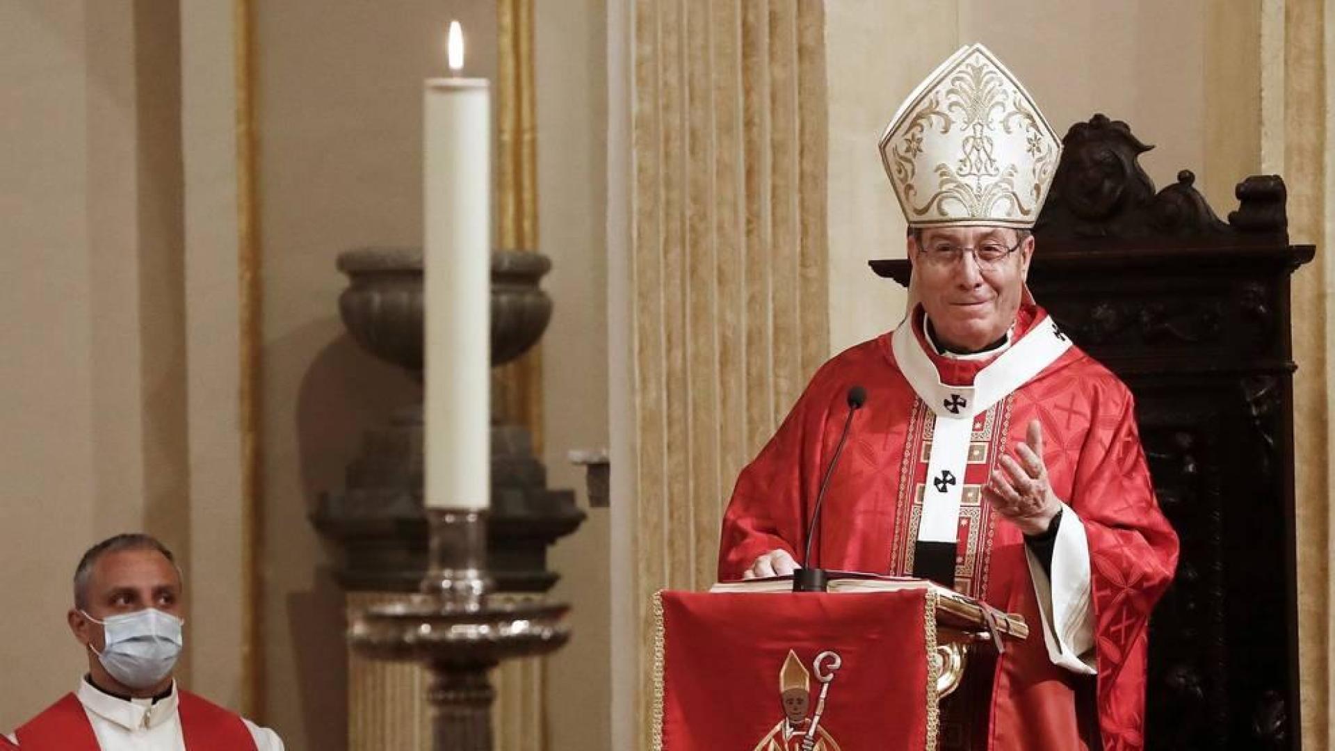 Varios mozos se han concentrado este martes, 7 de julio, en la Cuesta de Santo Domingo para entonar el cántico al Santo.