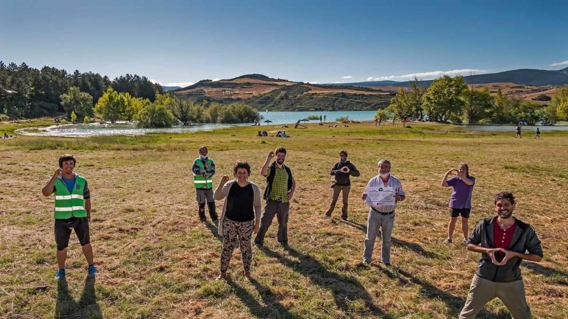 Guesálaz lanza en Alloz una campaña por un pantano libre de basuras