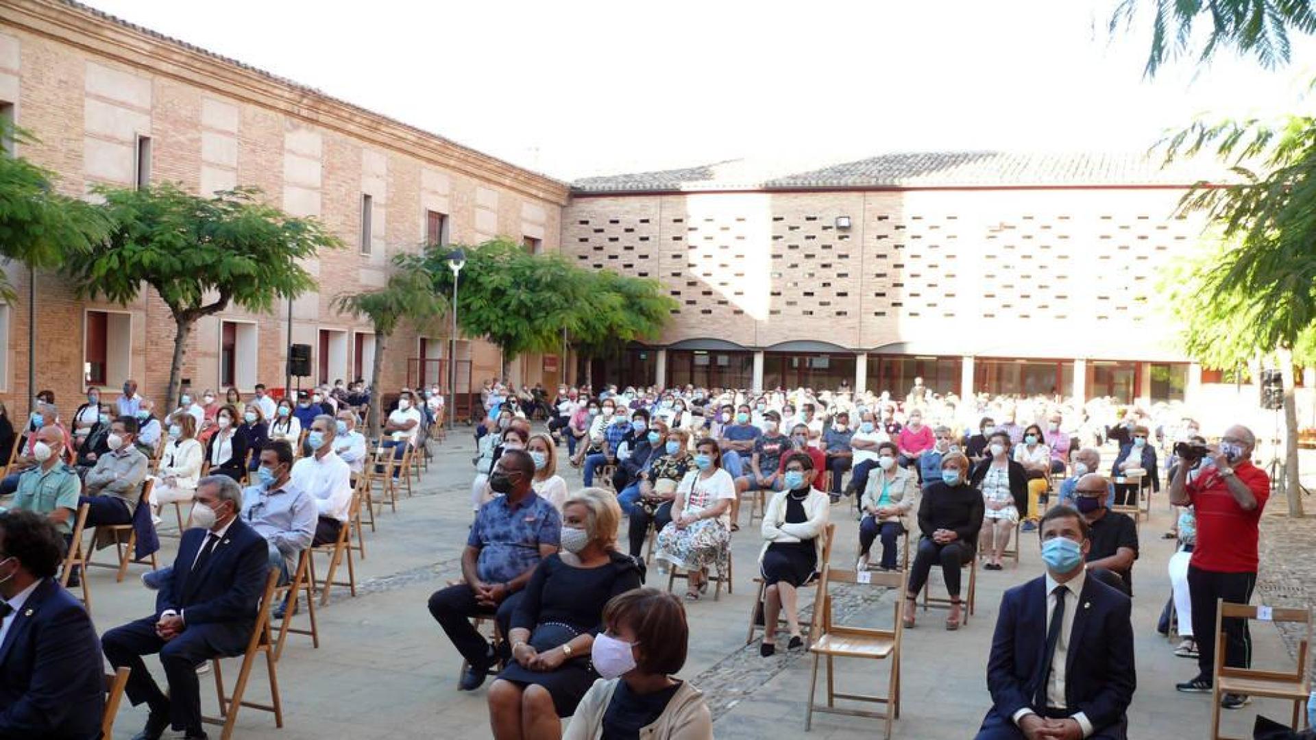 Imagen de parte de los asistentes al homenaje celebrado en la plaza de las Malvas de Fitero.