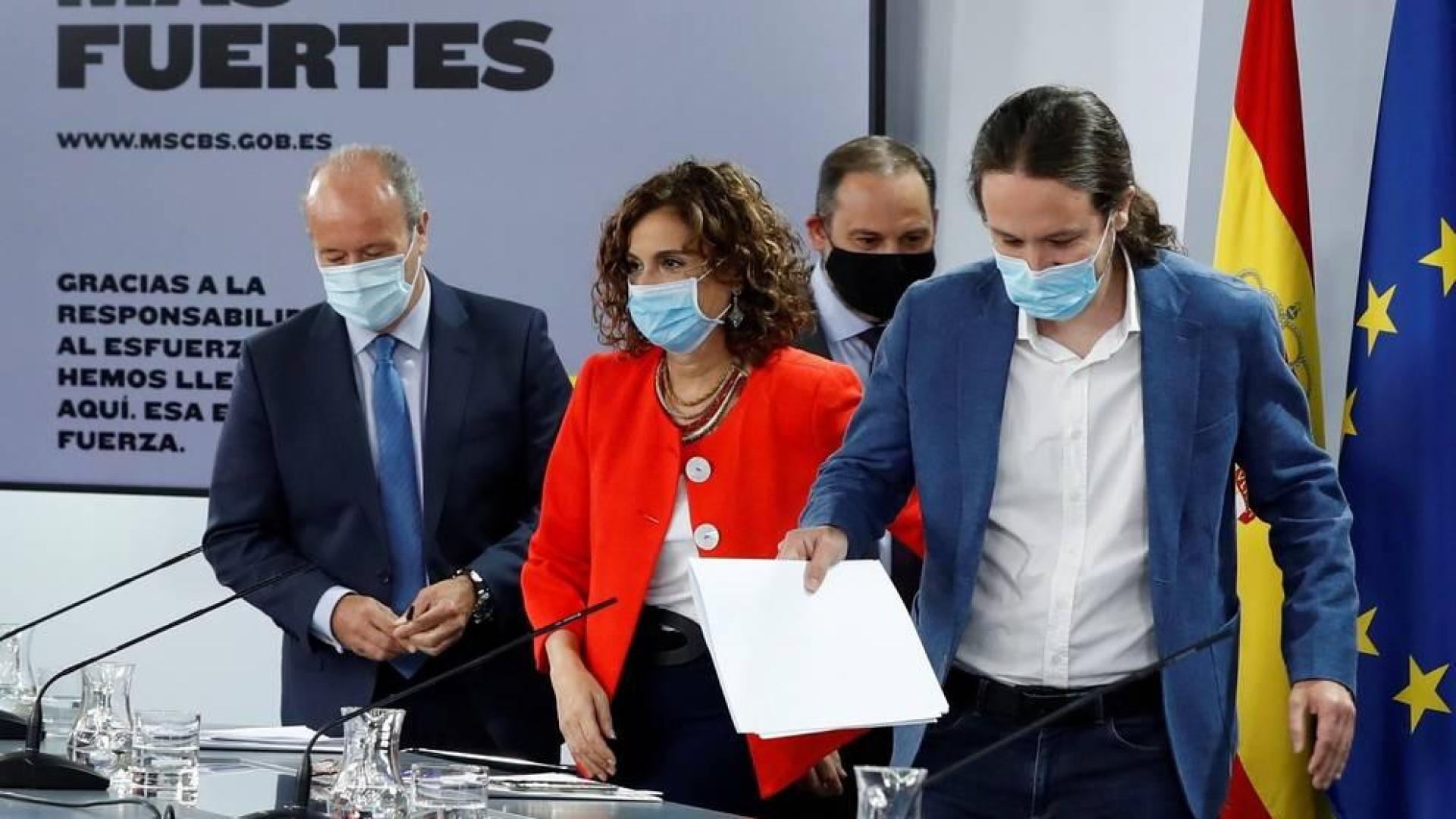 El ministro de Justicia, Juan Carlos Campos (i), la ministra de Hacienda y portavoz del Gobierno, María Jesús Montero (2i), el vicepresidente segundo del Gobierno, Pablo Iglesias (d) y el ministro de Transporte, José Luis Ábalos (2d) durante la rueda de prensa tras el Consejo de Ministros en el Palacio de la Moncloa este martes.