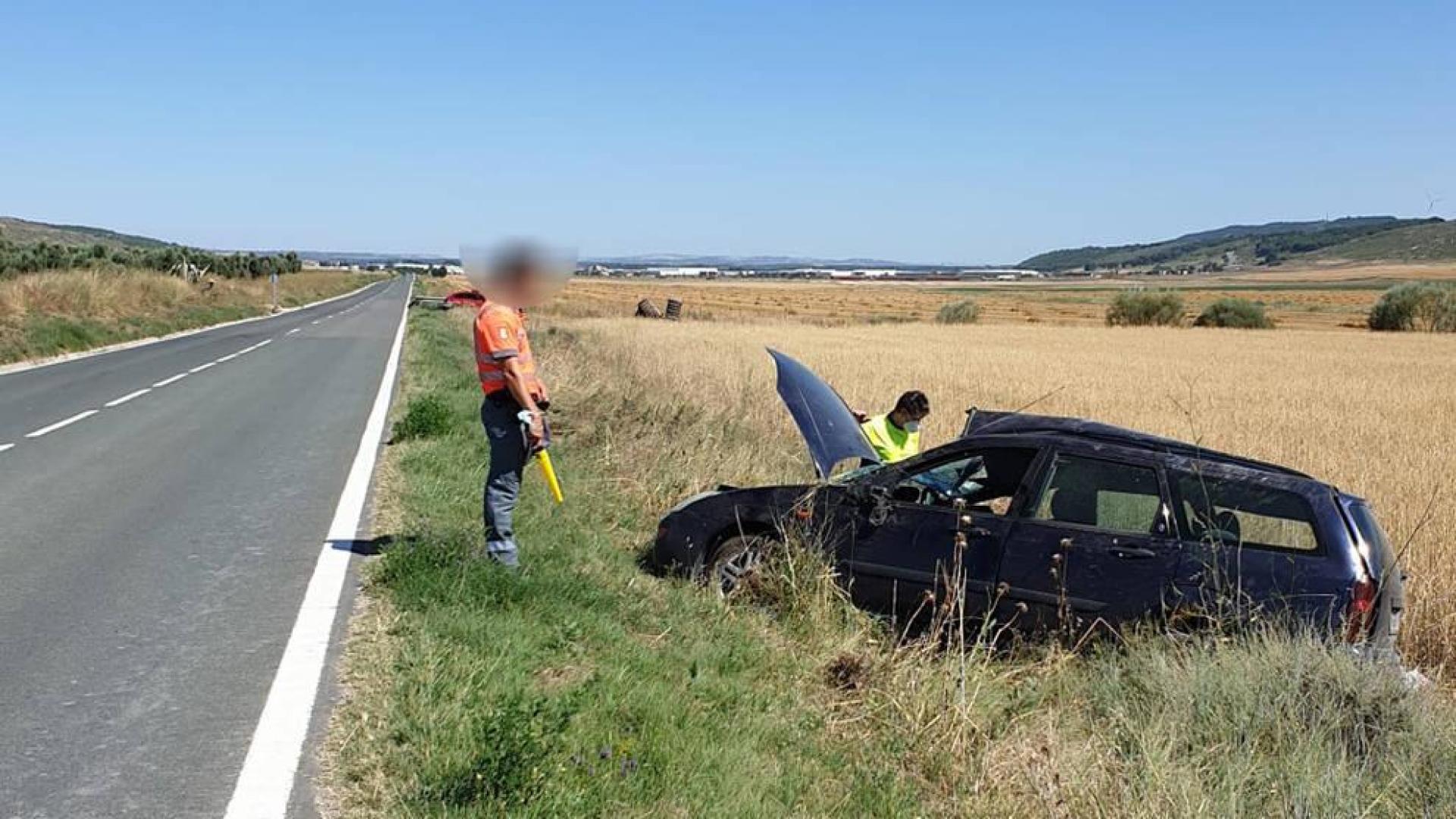 Un conductor de 32 años, herido al volcar su vehículo