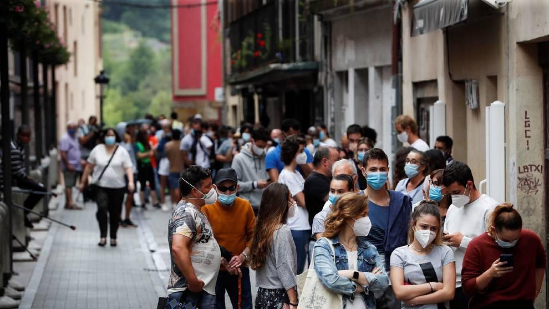 Vecinos de Ordizia (Gipuzkoa) hacen cola este lunes para acudir a las carpas instaladas para realizar pruebas PCR.