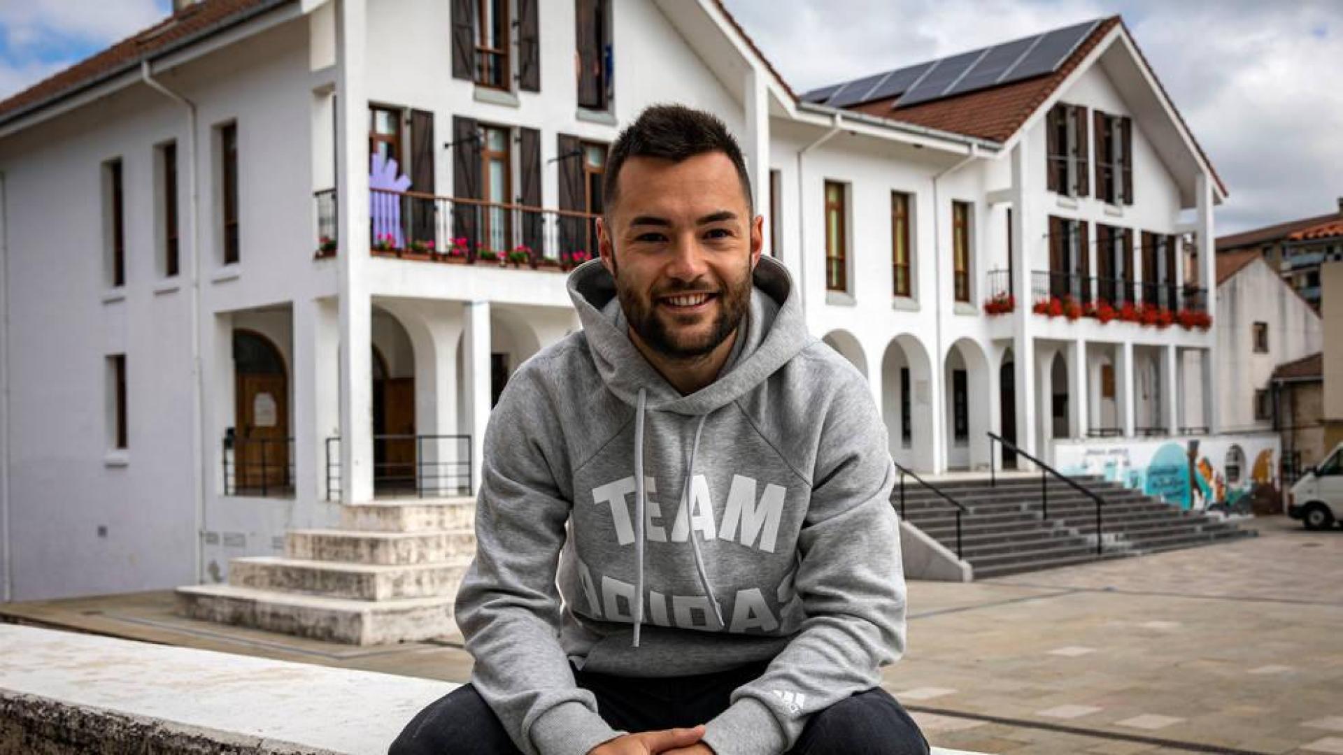 Dani Saldise, este martes por la mañana, con la fachada del Ayuntamiento de Irurtzun a sus espaldas. Además del Xota, también deja el pueblo que le ha visto crecer.