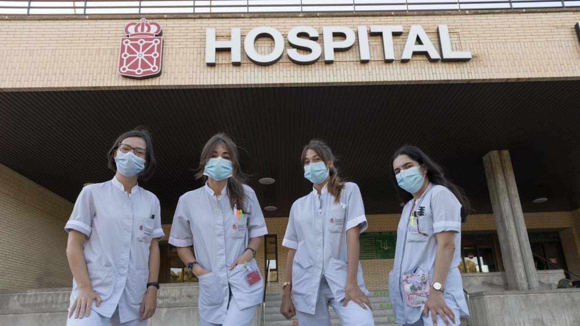 Lucía Simón, Julia Tabuenca, Sara Usechi y Rebeca González frente a la puerta del Hospital Reina Sofía de Tudela.