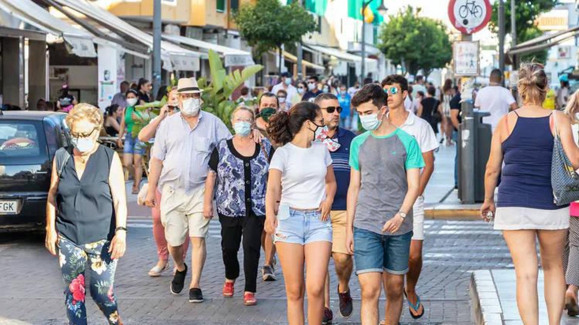 Gente paseando por la calle Ancha de Punta Umbría (Huelva) el 3 de julio de 2020.