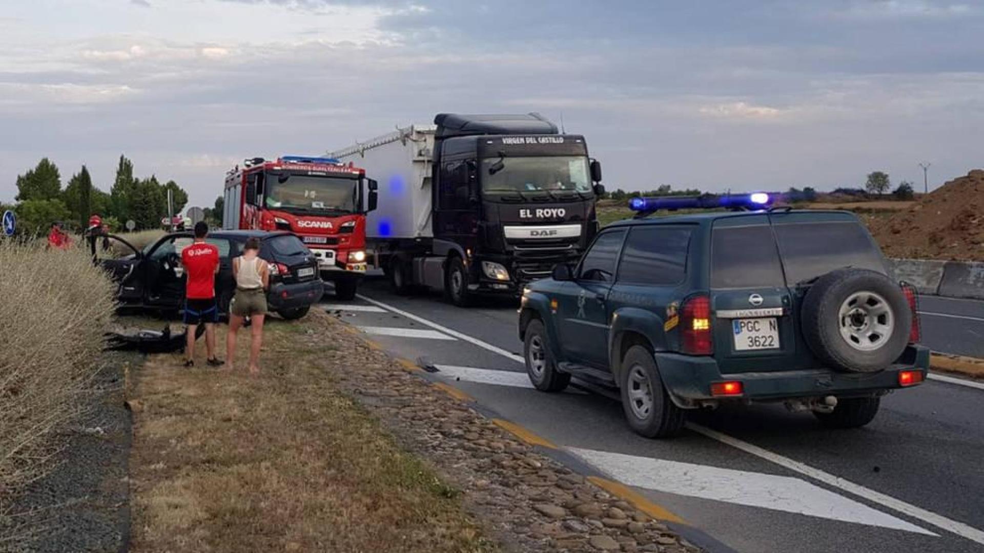 Dos heridos en la colisión de un camión y dos turismos en la N-121 en Tafalla