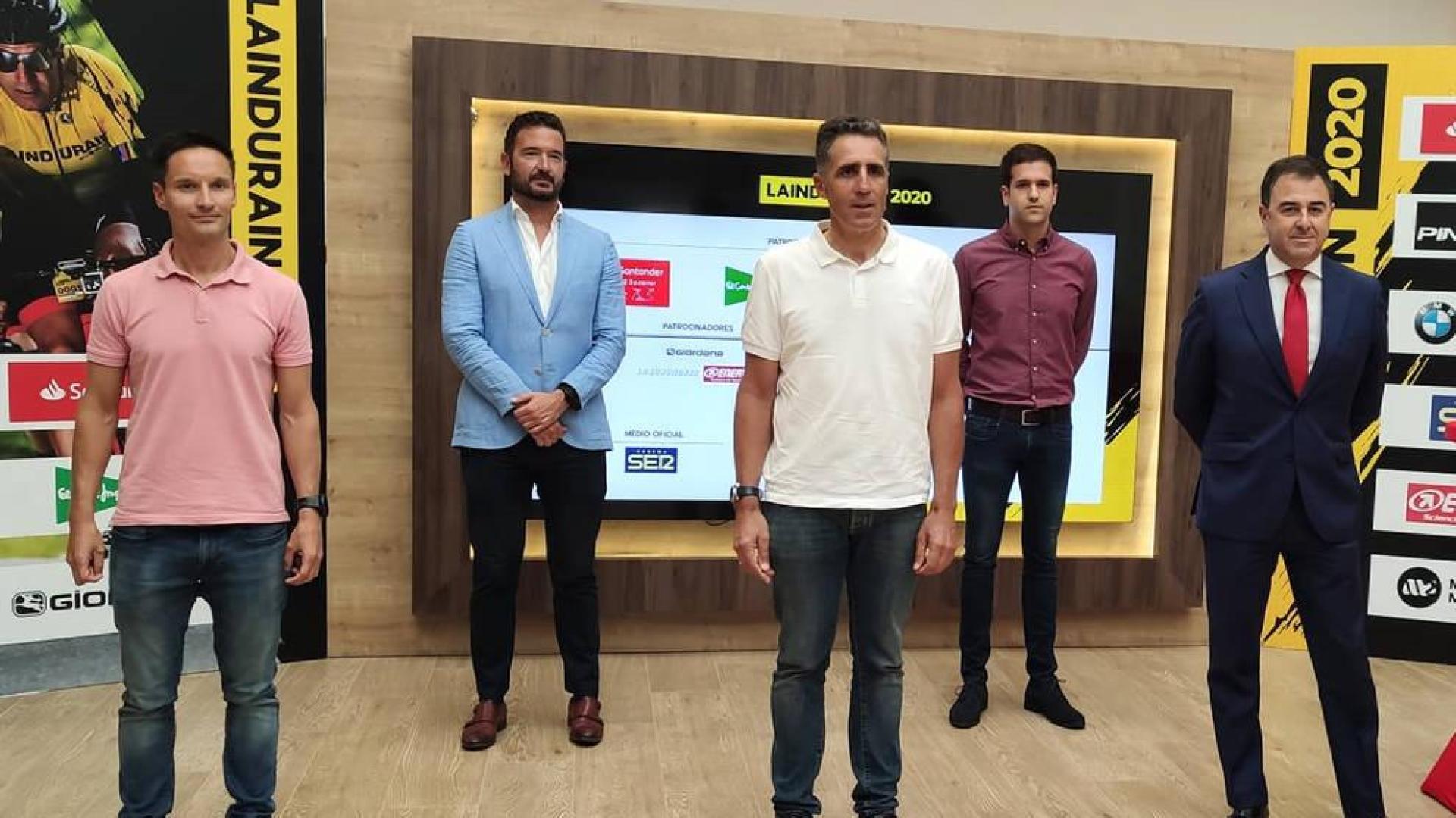 Presentación de La Induráin 2020, con Miguel Induráin en el centro.
