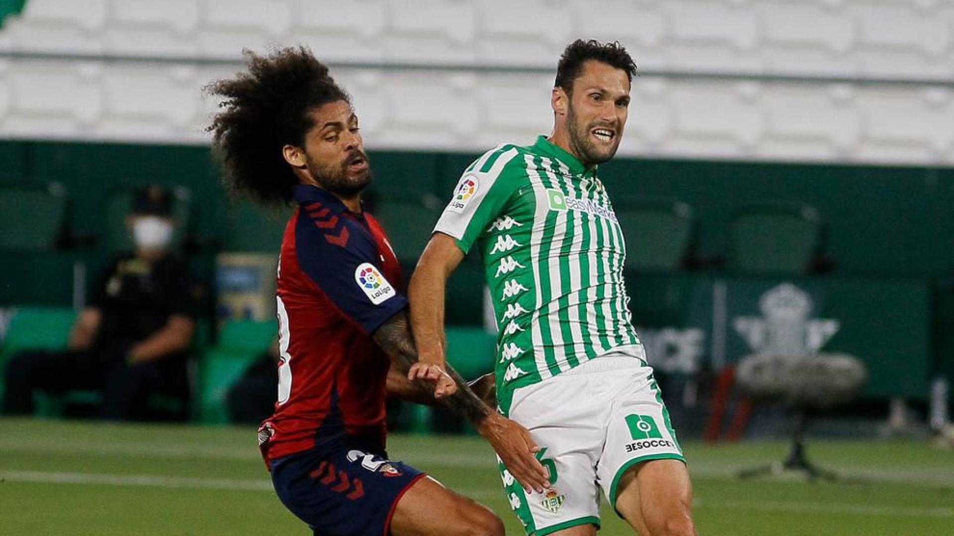 Aridane Hernández trata de frenar a Alfonso Pedraza, autor del segundo gol del Betis