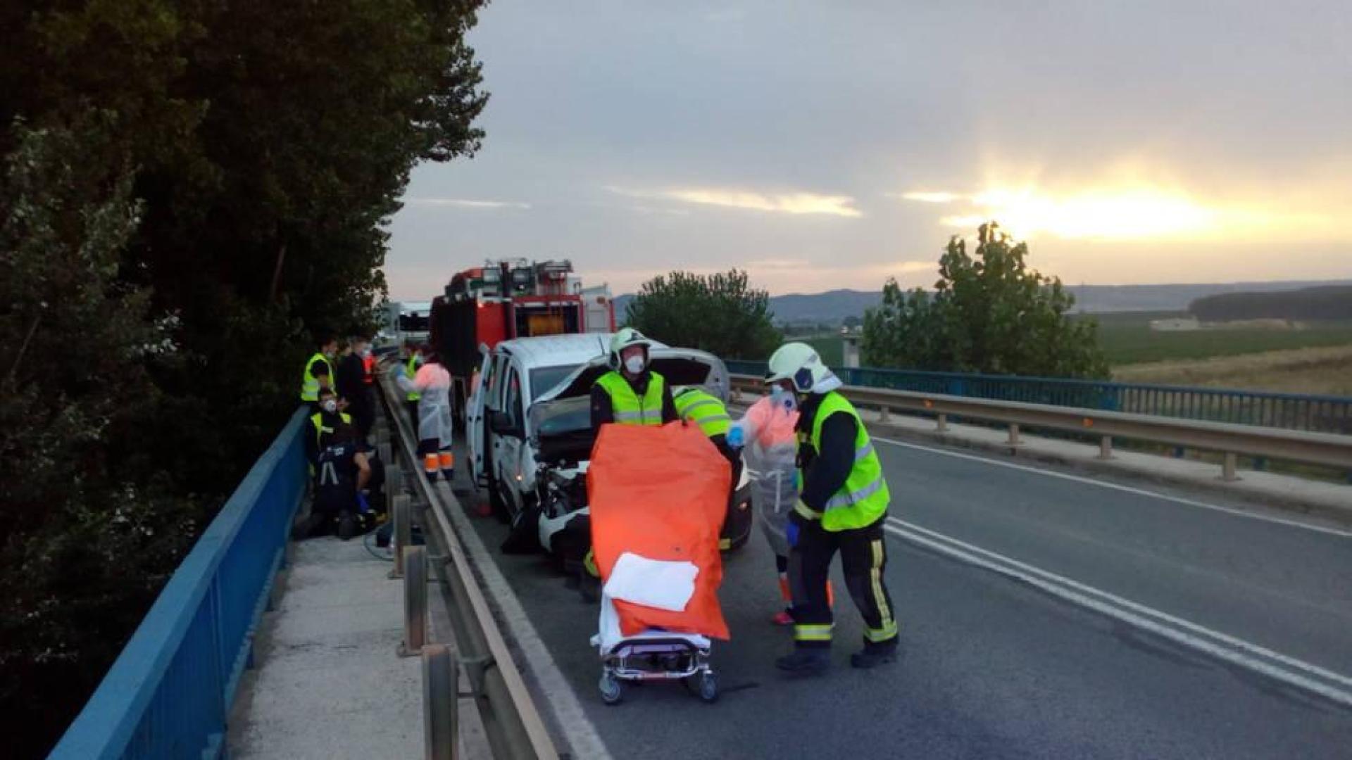 Bomberos trasladan a los heridos en Castejón.