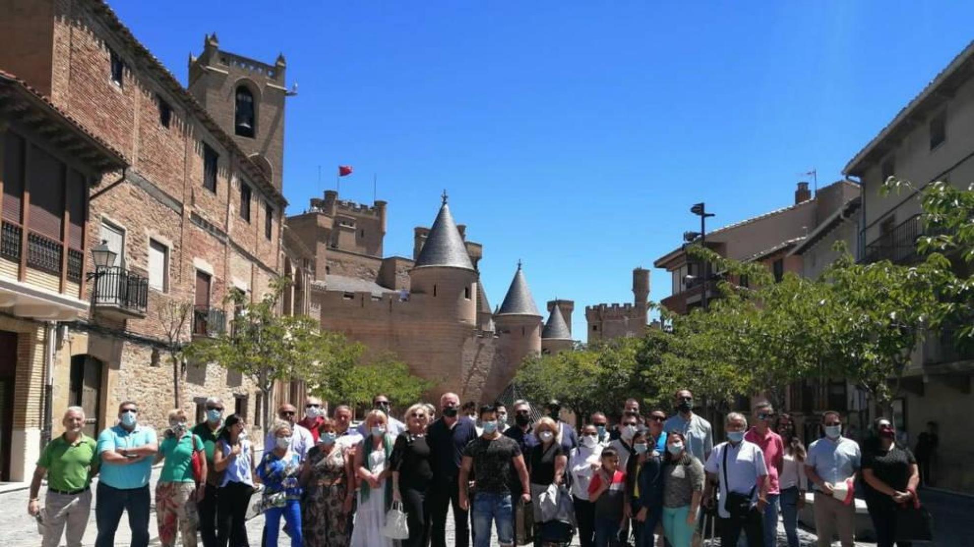 El grupo de VOX, a los pies del castillo de Olite.