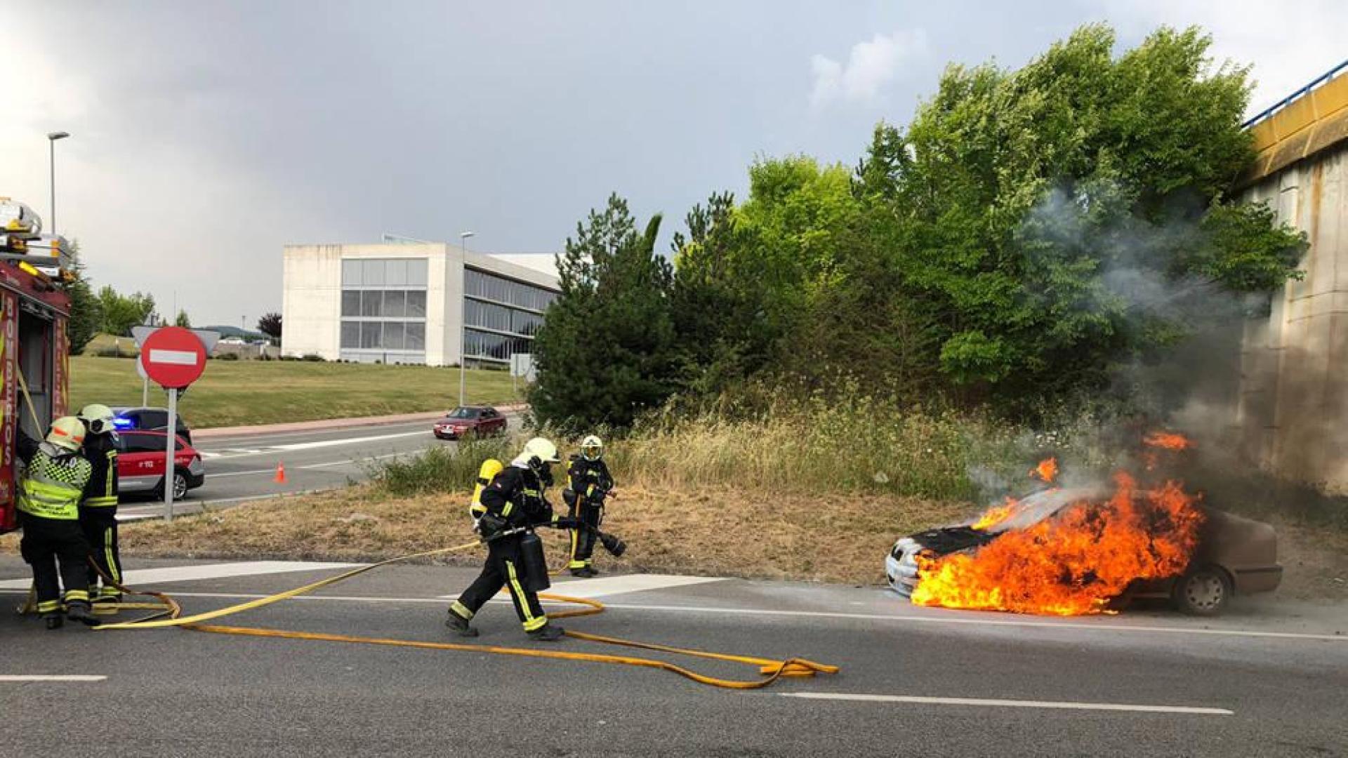 Arde un vehículo, sin que se registren heridos, en la rotonda de Sarriguren
