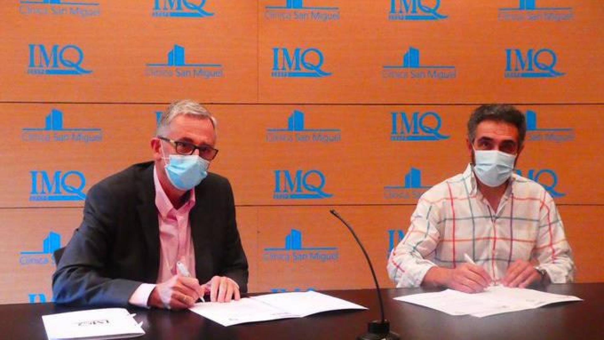 El director general del grupo IMQ, José Mª Bariain, y el presidente de la Sociedad Anaitasuna, Miguel Ollacarizqueta, suscriben el acuerdo.