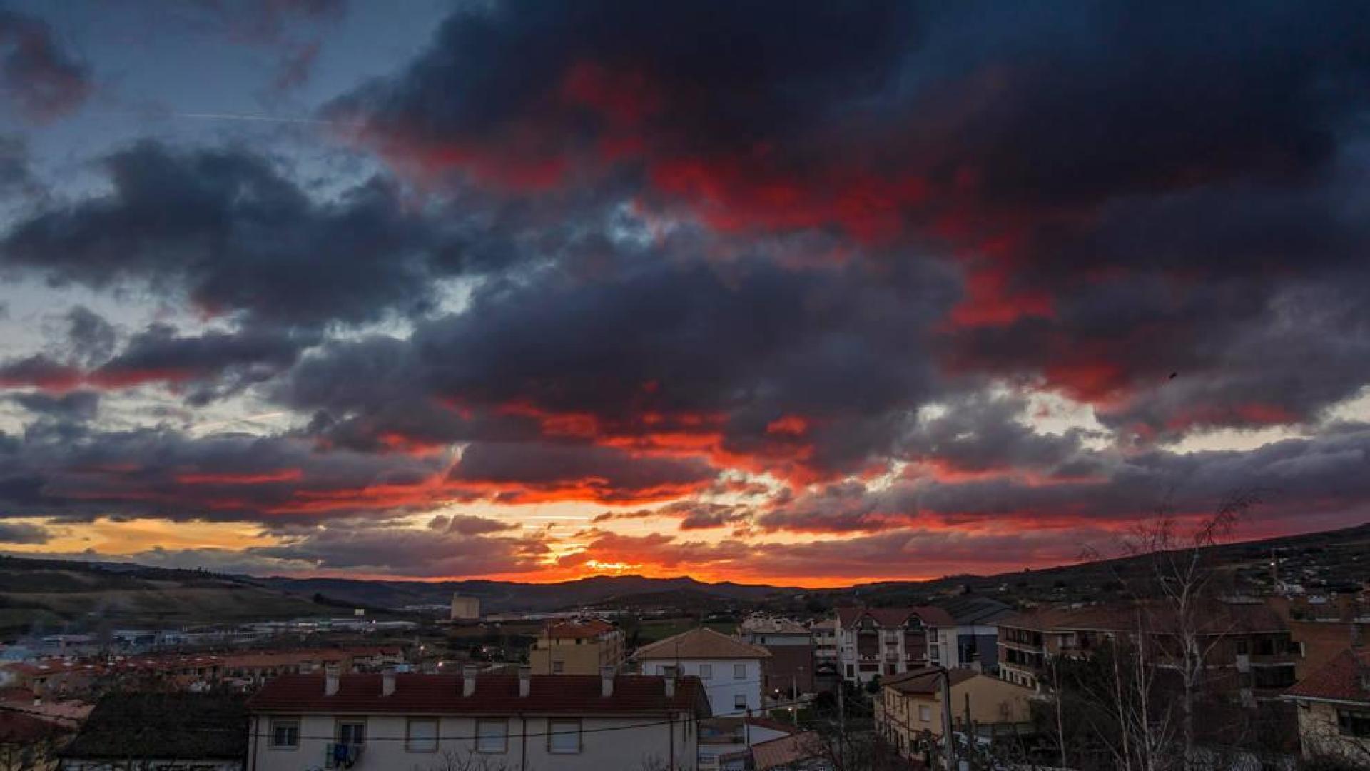 Las nubes ganarán protagonismo en las próximas horas en Navarra. En la imagen, Ayegui.