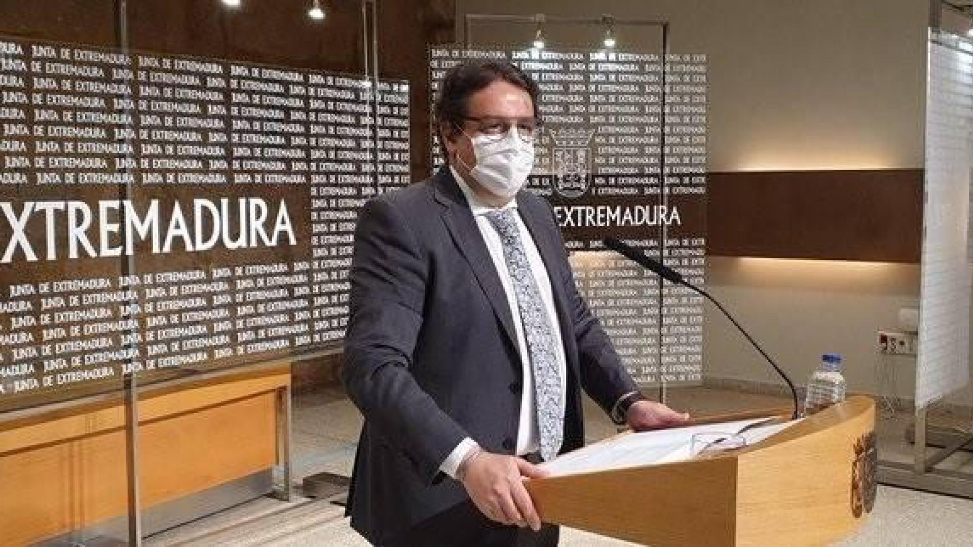 El consejero de Sanidad, José María Vergeles, en rueda de prensa en Mérida.