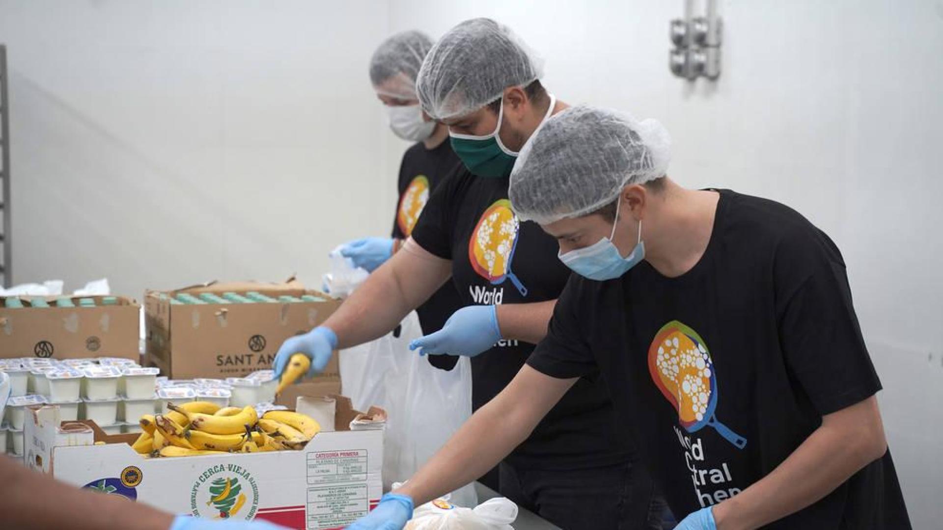 Voluntarios recogen alimentos.