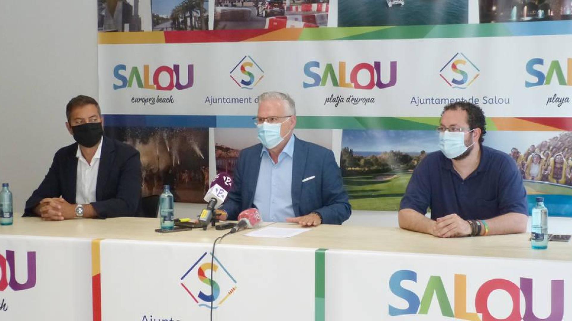 El alcalde de Salou, en el centro.