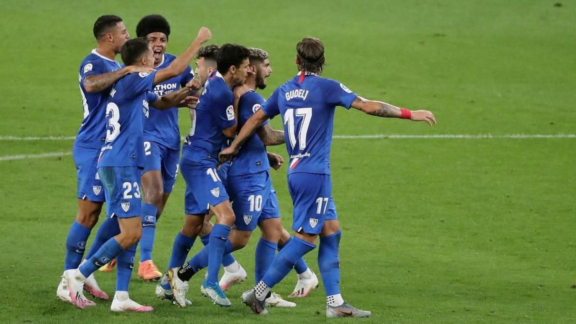 Los jugadores del Sevilla celebran el primer gol ante el Athletic.