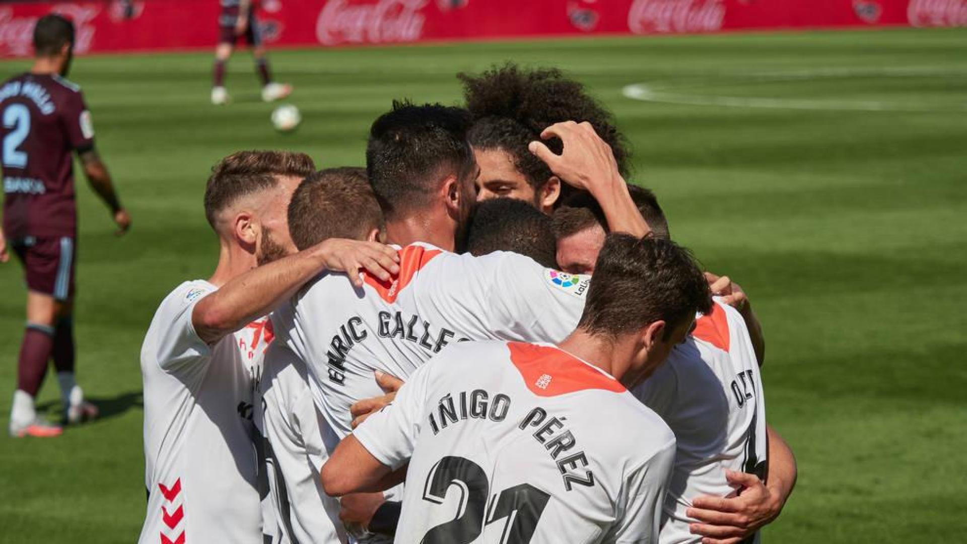 Los jugadores de Osasuna celebran el gol de Enric Gallego.