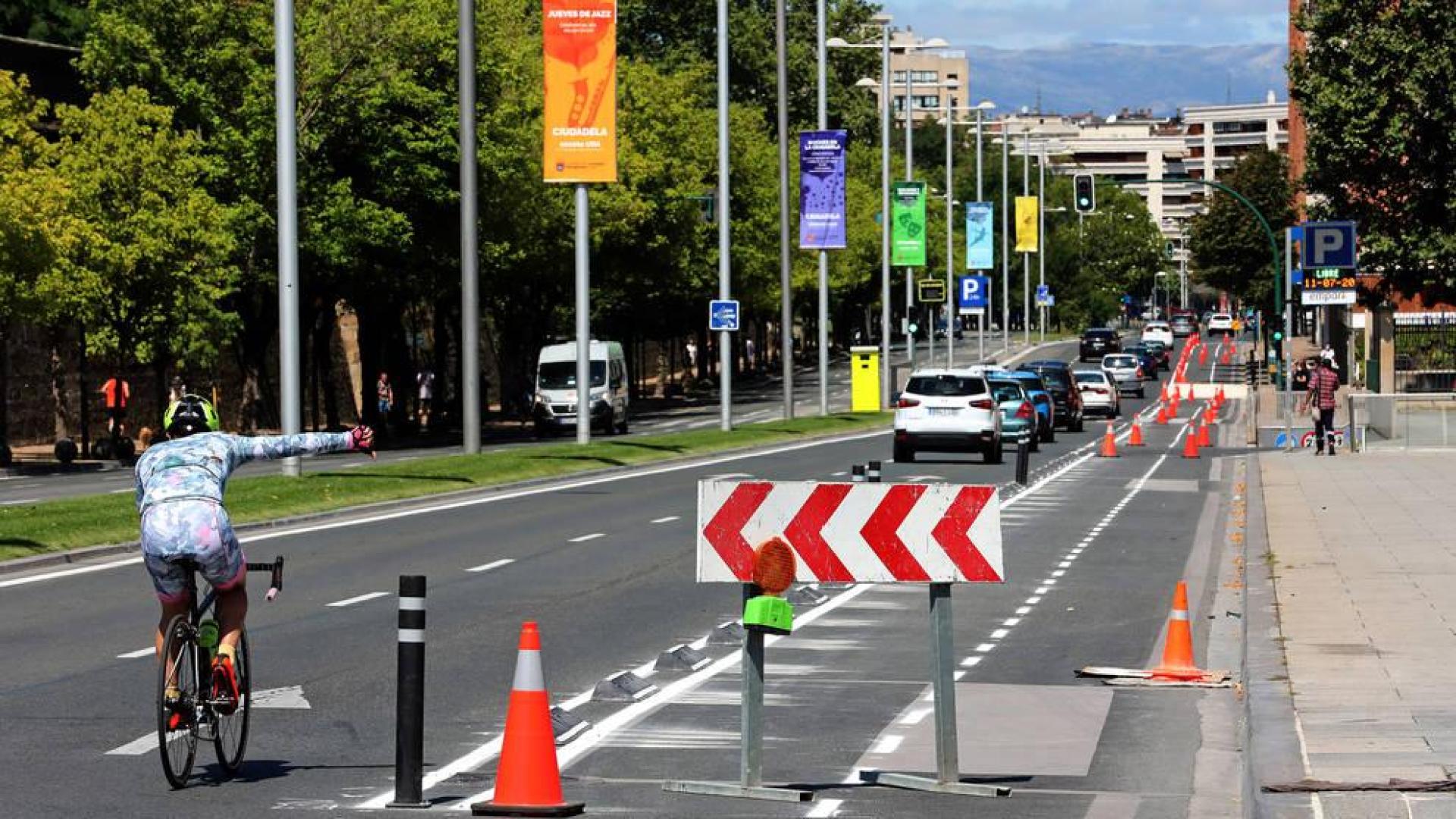 El carril bici de la avenida del Ejército toma forma y convence