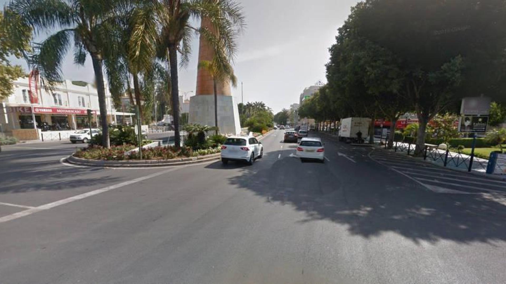 Mueren dos personas al caer desde un balcón un hombre sobre otro en una terraza