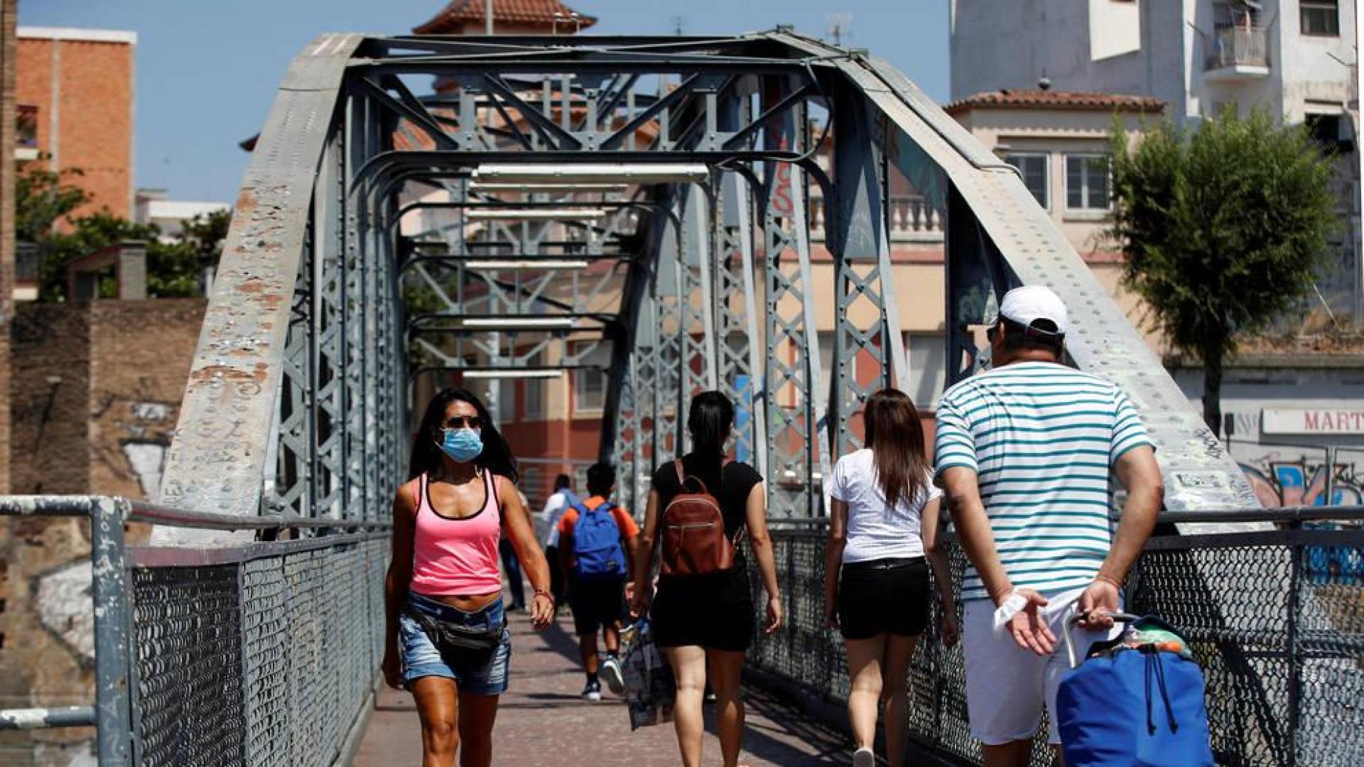 Un brote con más de cien casos de COVID-19 afecta a L'Hospitalet