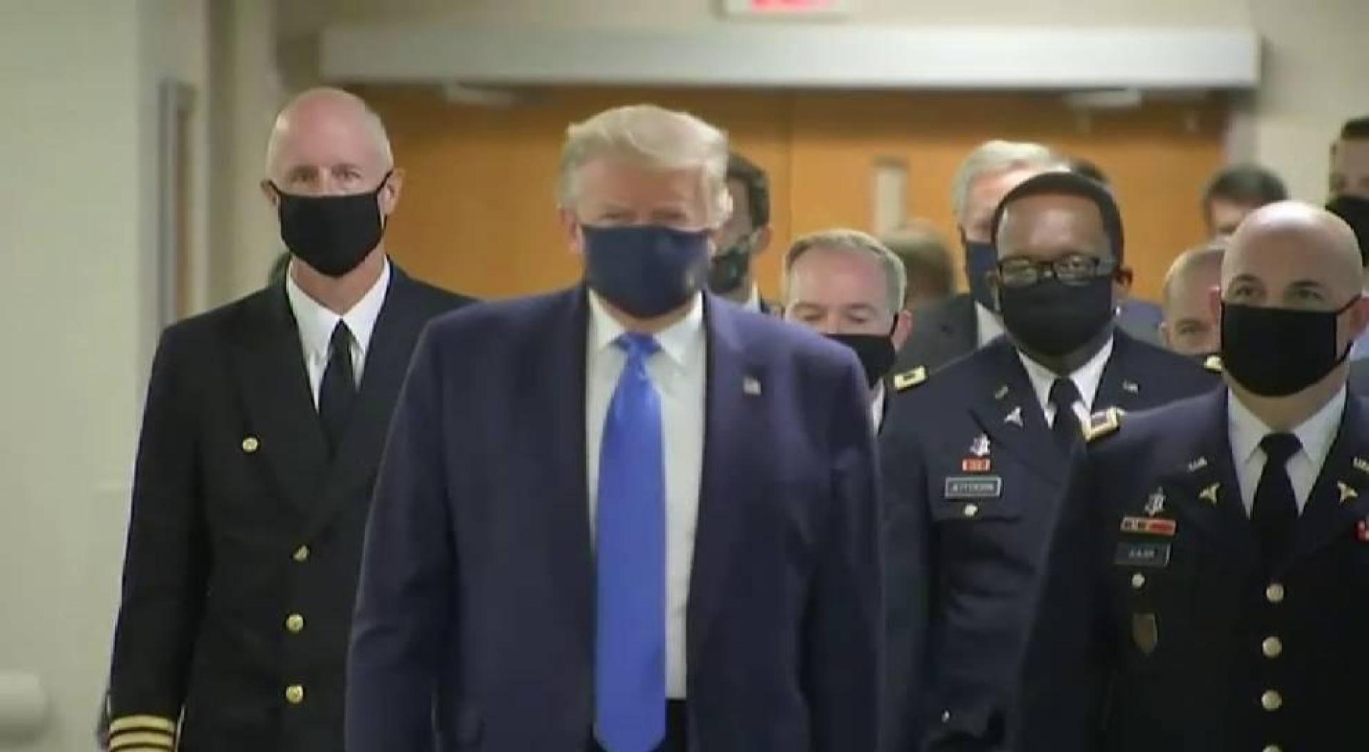 Vídeo: Donald Trump aparece por primera vez en público con mascarilla