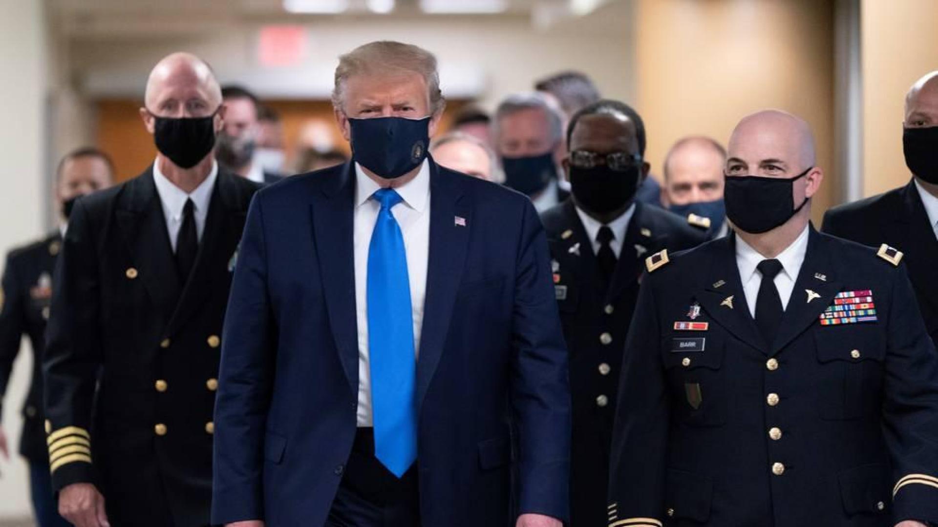 Trump aparece por primera vez con mascarilla en su visita a un centro médico militar