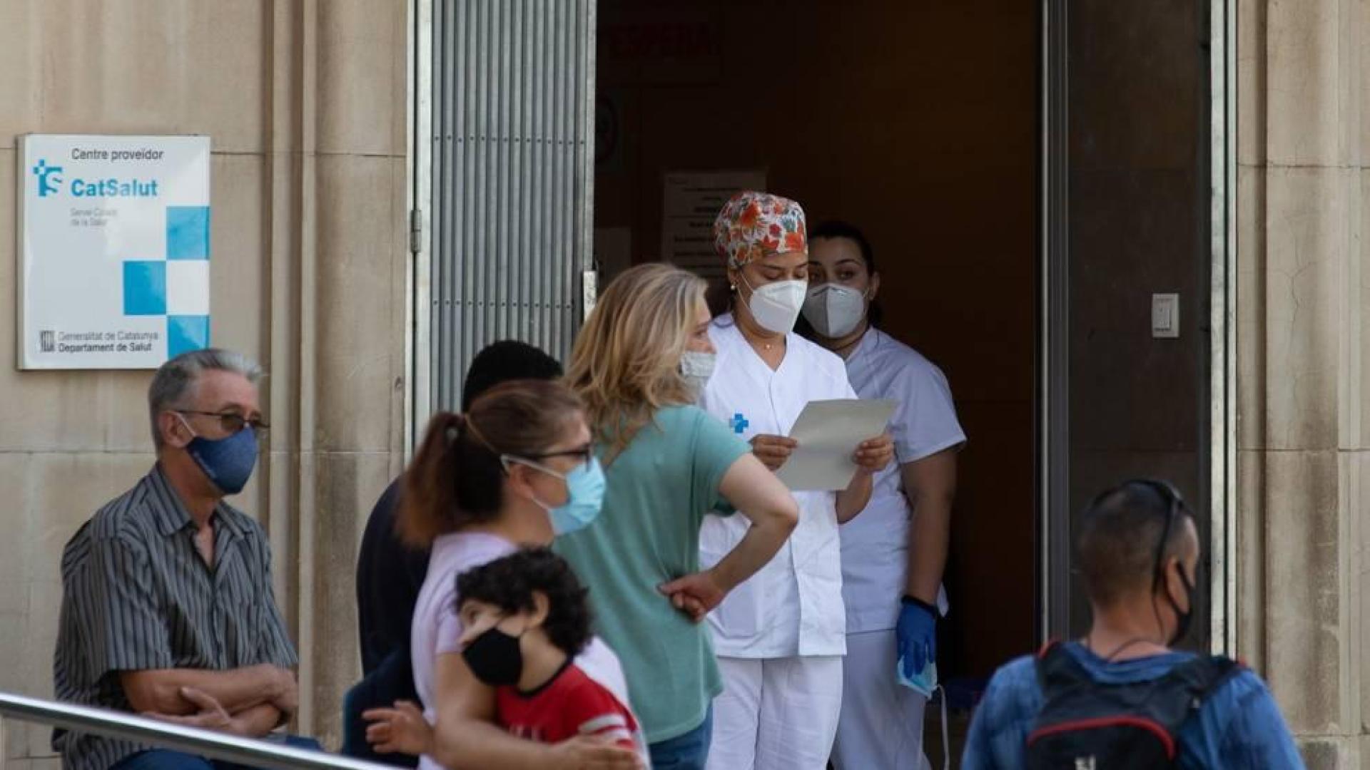 Una enfermera comprueba la lista de pacientes en el CAP Prat de la Riba de Lleida, donde se centraliza la atención a los posibles afectados por la covid-19.