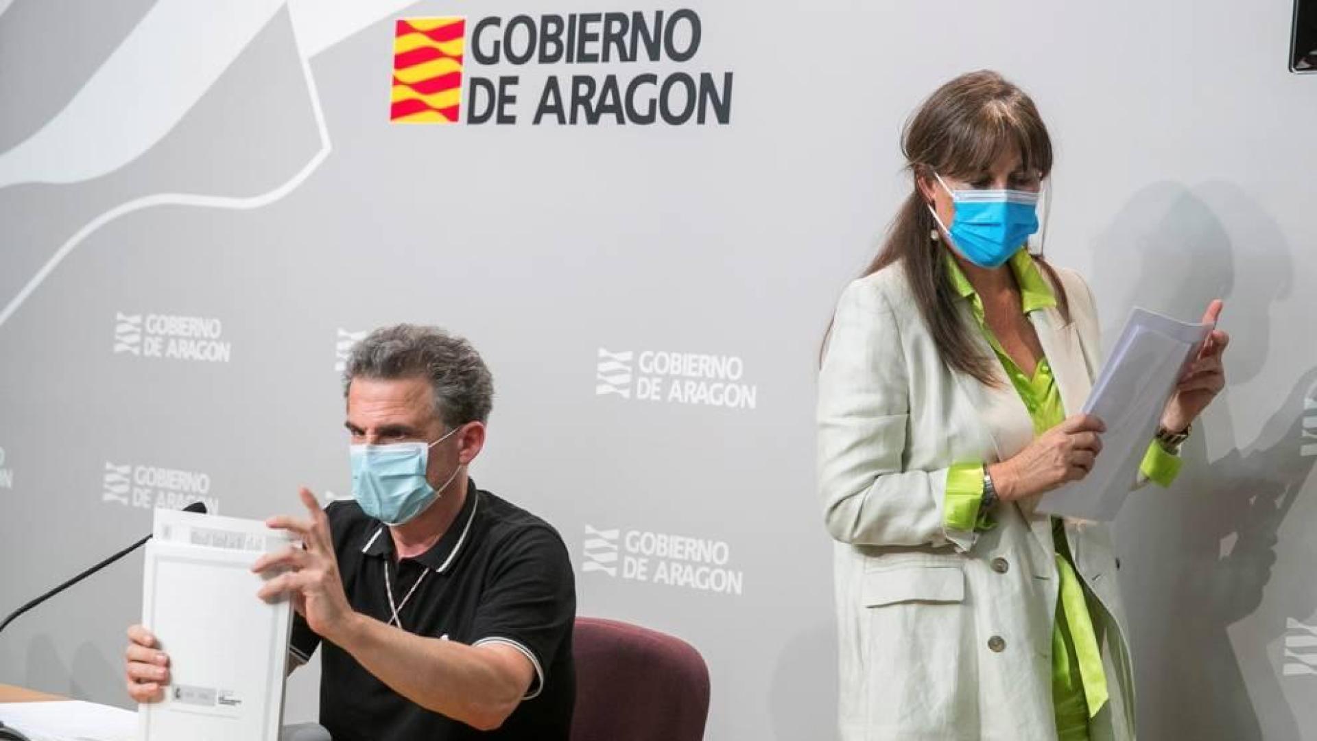 La consejera de Sanidad del Gobierno de Aragón, Sira Repollés (d), y el director general de Salud Pública, Francisco Javier Falo.