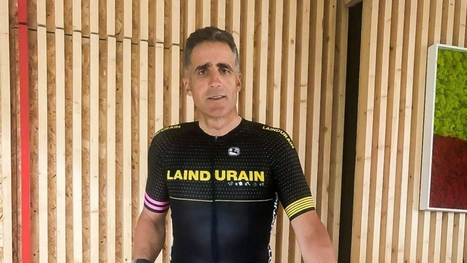 Miguel Induráin, con el maillot conmemorativo.