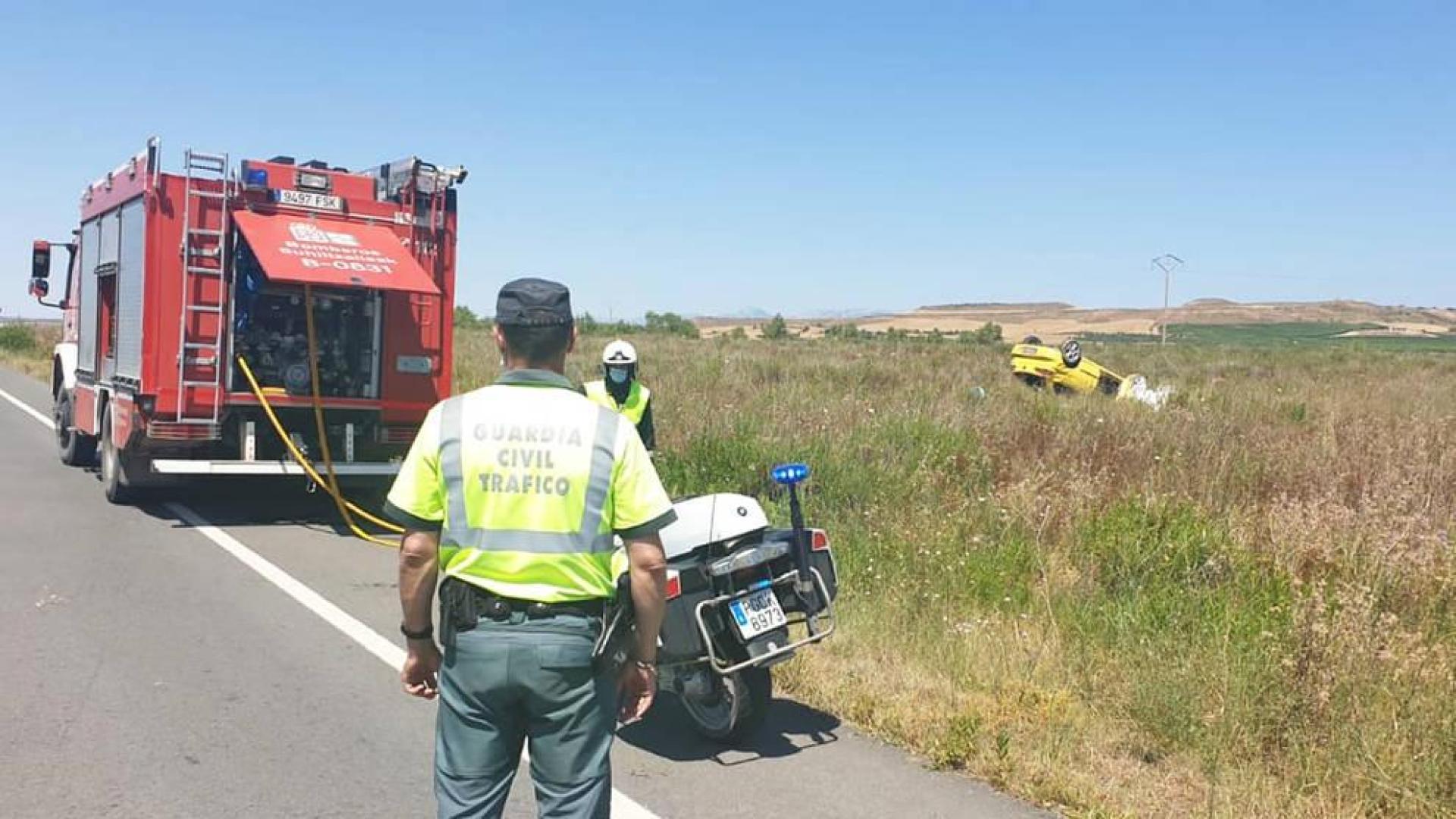 Herida una mujer al salirse de la vía y volcar su coche en Viana