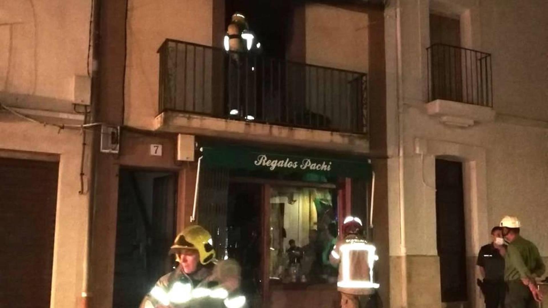 Bomberos en el incendio de Guadalupe.