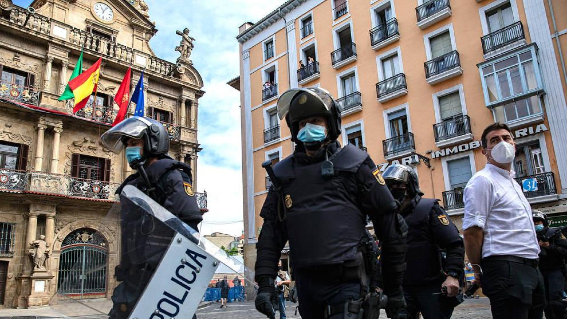 Agentes de Policía Nacional en la plaza Consistorial el pasado 6 de julio.