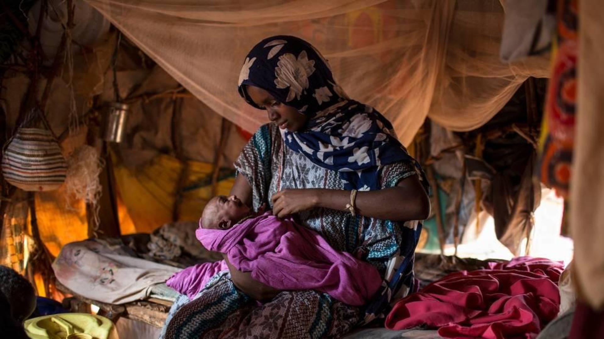 Una mujer desplazada y su bebé desnutrido en Somalia.