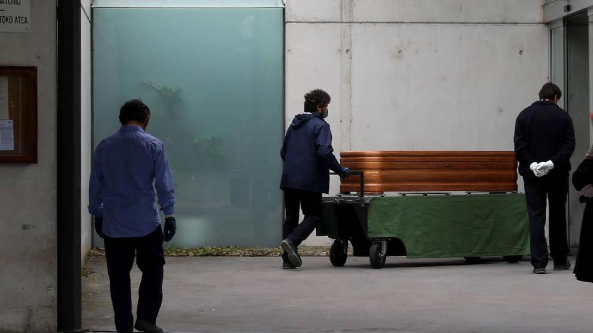 Operarios del cementerio de Pamplona trasladan un féretro el pasado sábado por la mañana.