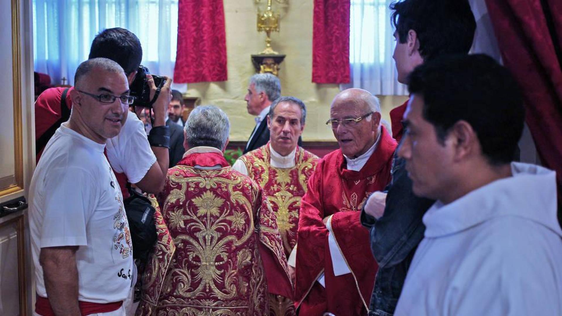 Imagen de 2018 la sacristía de la Octava de San Fermín el párroco de San Lorenzo, Javier Leoz, en el centro.