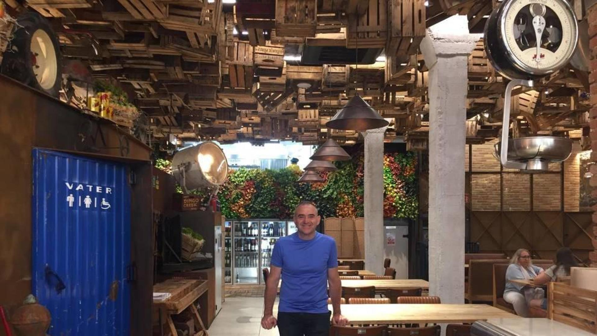 Jorge Goicoechea, el encargado de La Huerta de Chicha posa en el comedor del local.