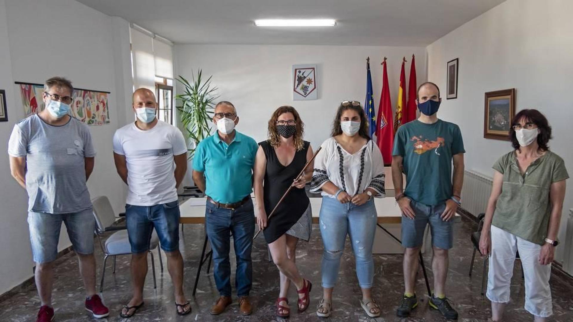 La nueva corporación con Cristina Remírez en el centro, este lunes en el Ayuntamiento de Bargota.