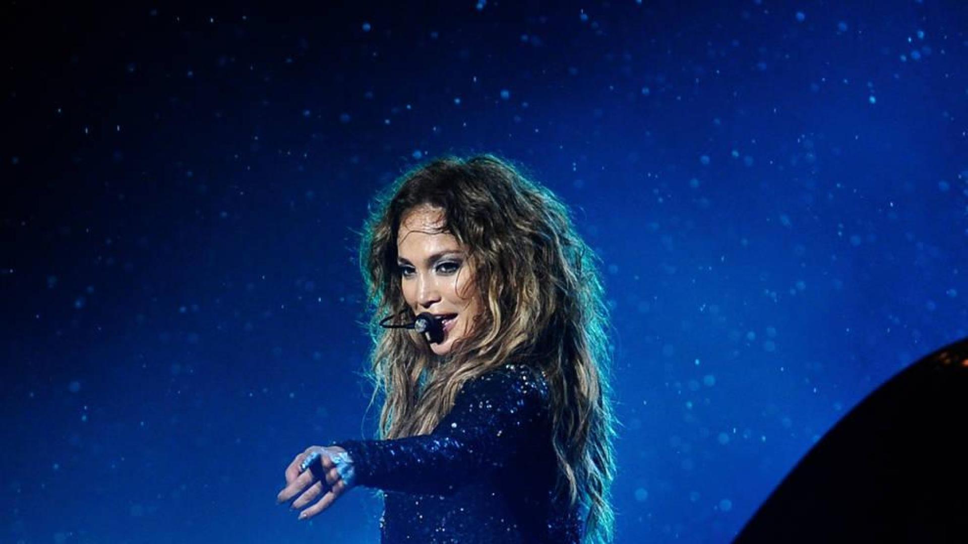 Jennifer López se cae en un concierto mientras saludaba a sus seguidores
