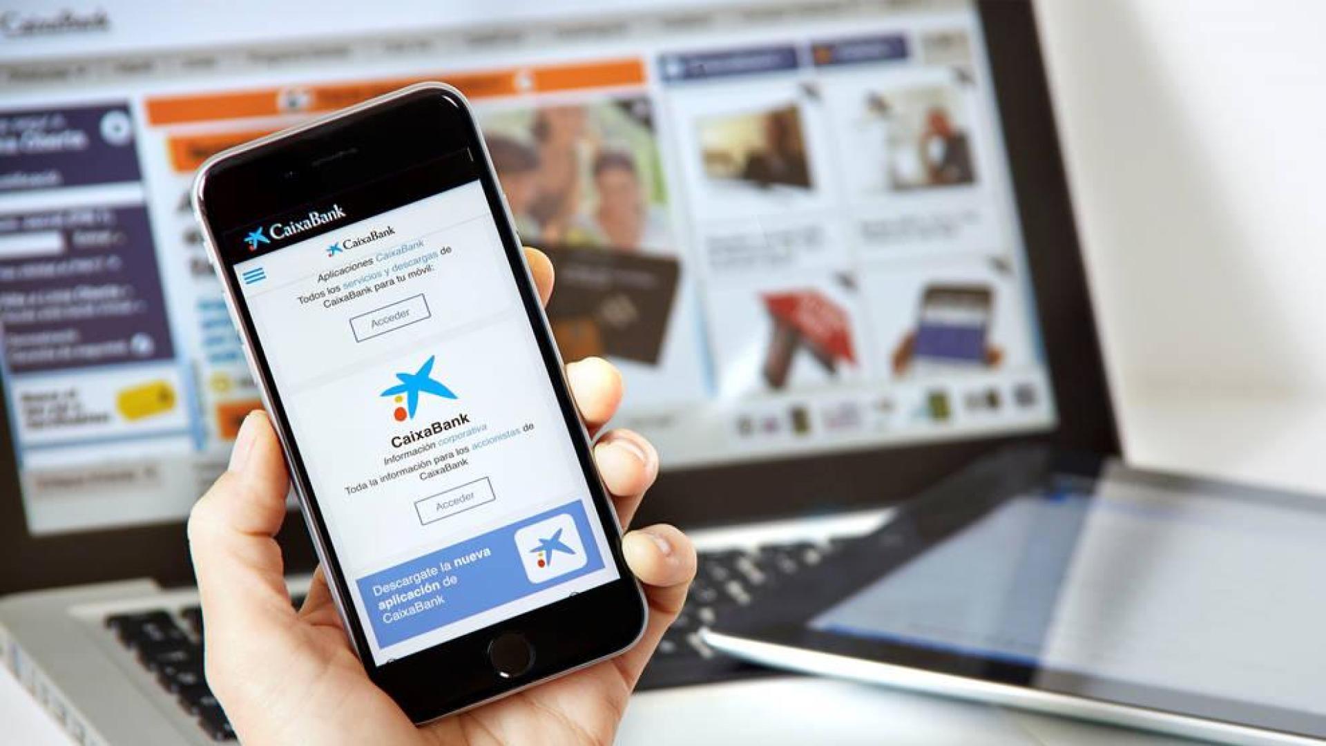 Un cliente, con la App de Caixabank.