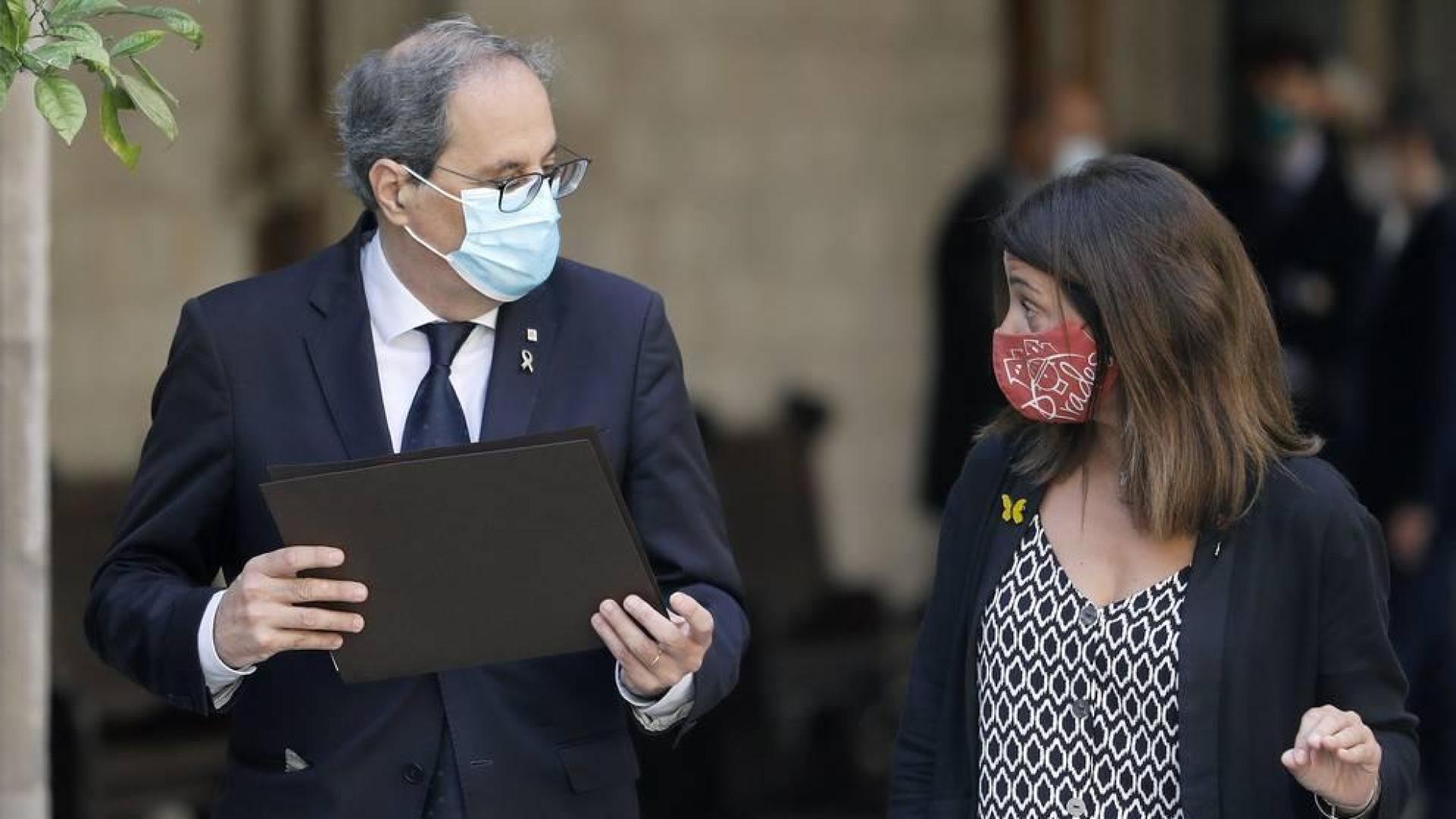 El presidente de la Generalitat, Quim Torra, acompañado por la consellera de la Presidencia, Meritxell Budó.