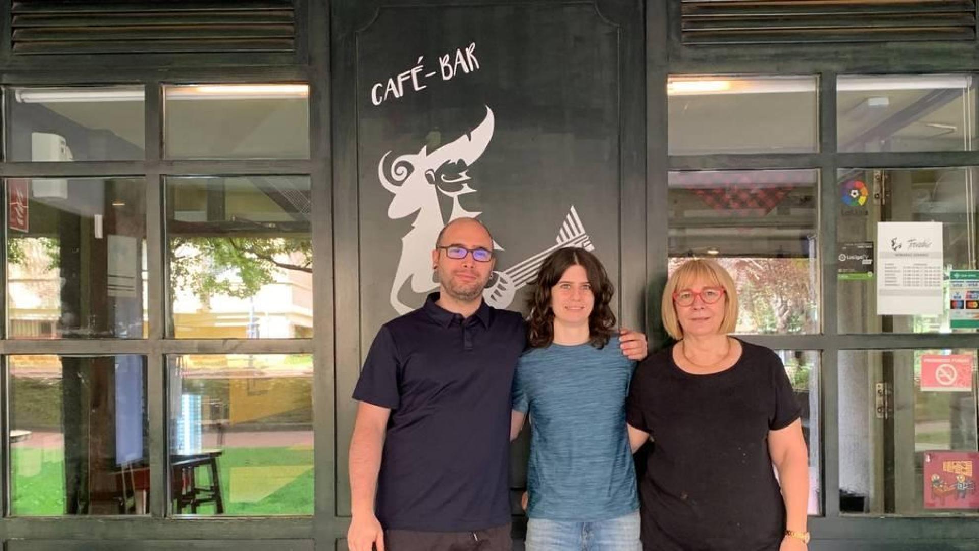 Fernando Tirapu Urrestarazu, dueño del bar Trovador, junto a Arantxa Urrestarazu Planillo, cocinera del local, y Nerea Baztán Barbería, quien también trabaja en el bar.