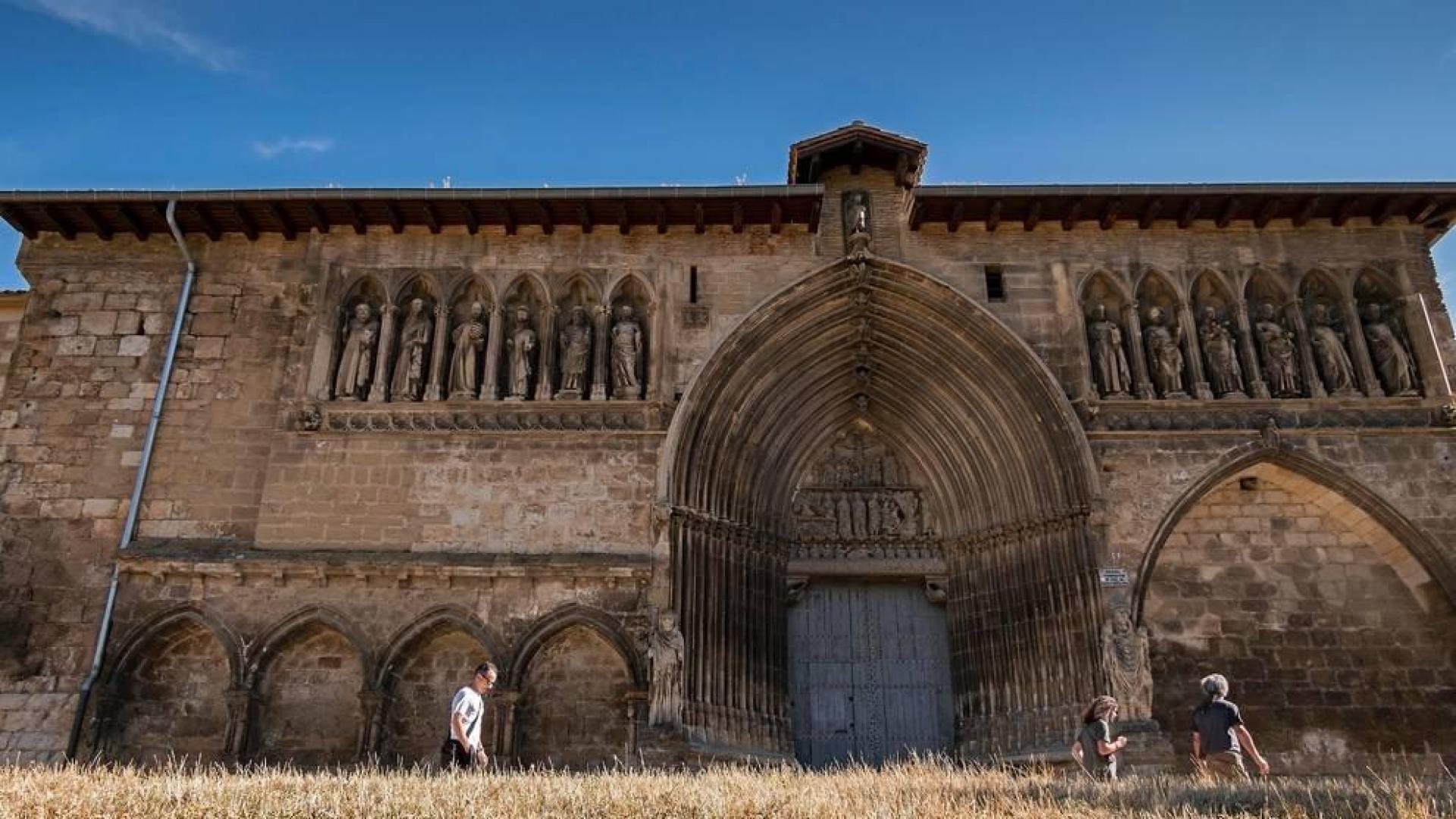La iglesia del Santo Sepulcro de Estella, el templo cerrado al culto que se alza junto a una amplia explanada.