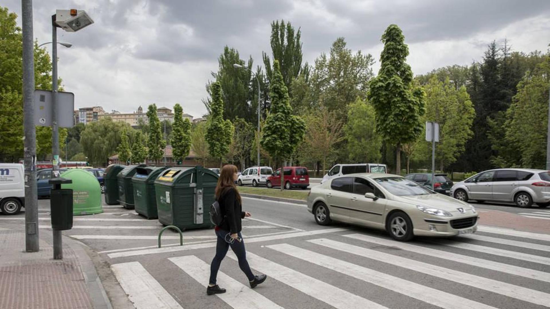 En algunas calles los contenedores impiden la visión del paso de cebra y suponen un peligro para peatones.
